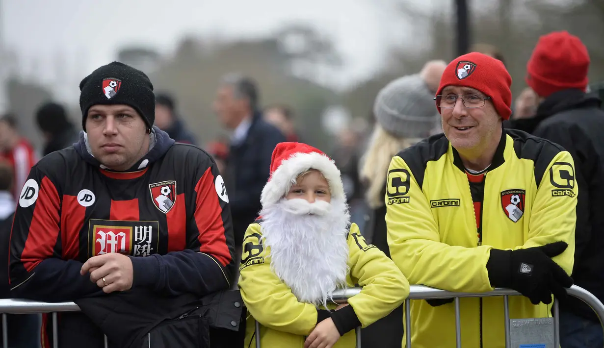 Fan cilik Bournemouth menanti diluar stadion sebelum laga pada ajang Premier League di Vitality Stadium, (18/12/2016). (Reuters/Hannah McKay)
