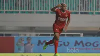 Pemain PSM  Makassar, Reinaldo Costa saat mencetak gol ke gawang PS TNI di Stadion Pakansari, Bogor (15/5/2017). (Bola.com/Nicklas Hanoatubun)