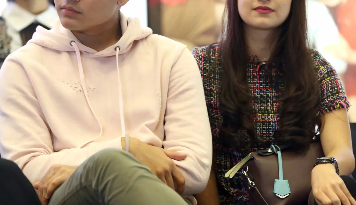 "Suka becanda. Kadang-kadang bisa jadi nyebelin. Tapi kekurangannya dia itu bisa jadi kelebihannya di waktu lain. Kalau lagi capek terus dia bercanda, fokusnya jadi enak. Keadaannya juga jadi fun gitu," ungkap Bella. (Nurwahyunan/Bintang.com)