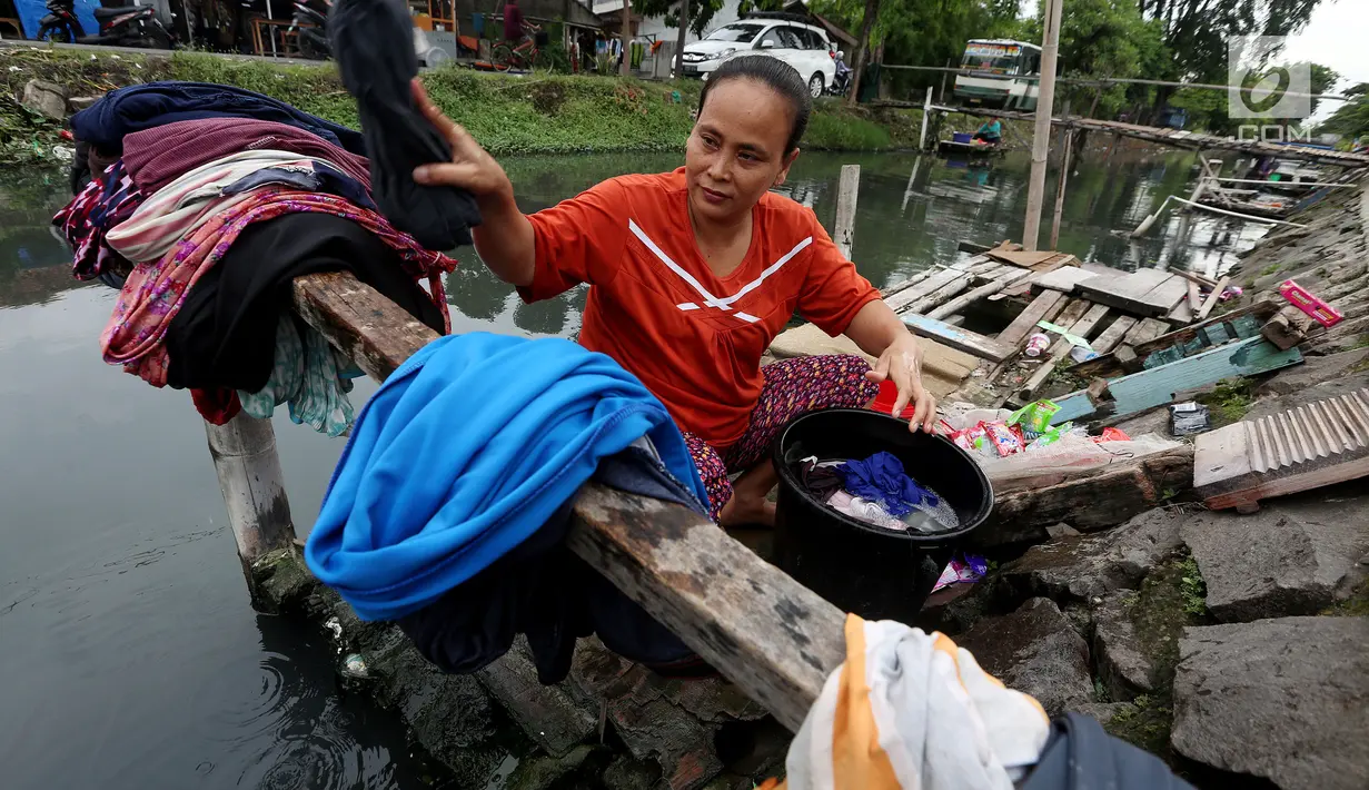 Warga memanfaatkan aliran Kali Maja untuk mencuci pakaian, Jakarta, Selasa (7/11). Air Kali Maja yang yang kotor dan tidak layak, terpaksa dimanfaatkan untuk memenuhi kebutuhannya terutama mencuci pakaian. (Liputan6.com/JohanTallo)