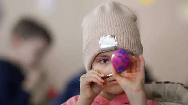 FOTO: Melihat Pengungsi Anak-Anak Ukraina Melukis Telur Paskah