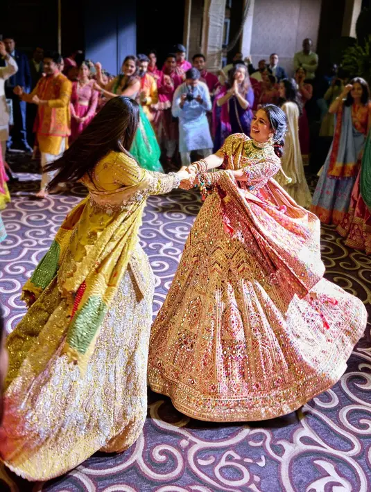 Lehenga multiwarna karya Tarun Tahilini terinspirasi dari Banjara & Kutchi sebagai aksen tradisional [@taruntahiliani]