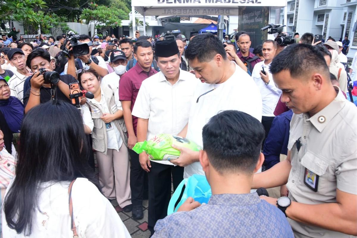 FOTO: TNI AL Salurkan Bantuan Sembako untuk Warga Menteng Tenggulun