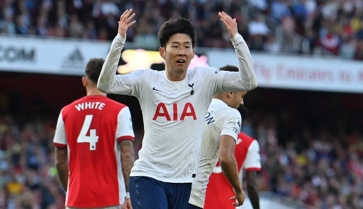 Son Heung-min. Striker berusia 29 tahun ini kini memasuki musim ketujuhnya bersama Tottenham Hotspur sejak didatangkan dari Bayer Leverkusen awal 2015/2016. Total tampil 295 laga bersama Spurs di semua ajang dengan mencetak 112 gol dan 66 assist, satu trofi pun belum diraihnya. (AFP/Ben Stansall)