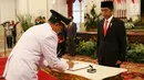 Anies Baswedan menandatangangi berita acara saat pelantikan Gubernur dan Wakil Gubernur DKI Jakarta periode 2017-2022 di Istana Negara, Jakarta, Senin (16/10). (Liputan6.com/Angga Yuniar)