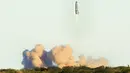 Prototipe roket Starship SN8 milik SpaceX lepas landas selama uji uji coba peluncuran di fasilitas perusahaan di Boca, Chica, Texas pada Rabu (9/12/2020). Roket SpaceX meledak saat melakukan pendaratan usai menyelesaikan uji terbang. (Miguel Roberts/The Brownsville Herald via AP)