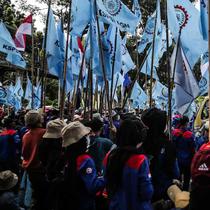 Massa buruh yang tergabung dalam Konfederasi Serikat Pekerja Seluruh Indonesia (KSPSI) dan Serikat Pekerja Nasional (SPN) demo di kawasan Patung Kuda, Jakarta, Kamis (12/5/2022). Aksi tersebut untuk memperingati May Day serta menolak Omnibuslaw UU Cipta Kerja Nomor 11 Tahun 2020 dan meminta klaster ketenagakerjaan kembali ke substansi UU Nomor 13 Tahun 2003. (Liputan6.com/Faizal Fanani)