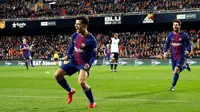 Pemain Barcelona Philippe Coutinho melakukan selebrasi usai mencetak gol ke gawang Valencia dalam pertandingan Copa del Rey di stadion Mestalla di Valencia (8/2). Barcelona menaklukan Valencia 2-0 di leg 2 semifinal. (AP Photo/Alberto Saiz)