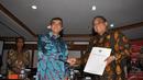 Ketua Ombudsman Danang (kiri) dan Menteri Indroyono Soesilo saat penyerahan rekomendasi izin hutan, Jakarta, Jumat (9/1). (Liputan6.com/Miftahul Hayat)