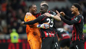 Kiper AC Milan, Mike Maignan (kiri), merayakan kemenangan atas AS Roma bersama rekan setimnya dalam lanjutan Liga Italia di San Siro, Italia, Senin, 3 November 2025. (AP Photo/Antonio Calanni)