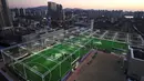 Suasana pada sore hari di lapangan futsal di atap sebuah pusat perbelanjaan di Seoul, Korea Selatan (16/12). (AFP Photo/Jung Yeon-Je)