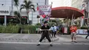 Seniman pantomim beraksi memainkan seni pantomim saat prosesi Torch Relay Asian Games 2018 di Jakarta, Sabtu (18/8). Hari ini merupakan puncak kirab obor Asian Games 2018 dimana api abadi akan berlabuh di Gelora Bung Karno. (Liputan6.com/Faizal Fanani)