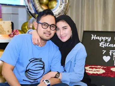 Gilang Widya Pramana atau Juragan 99 dan Shandy Purnamasari diketahui menikah pada 7 Februari 2013 silam. Saat rayakan anniversary, keduanya kompak pakai outfit biru. (Liputan6.com/IG/@juragan_99)
