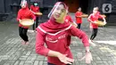 Anak-anak berlatih tari tradisional di Rumah Budaya Nusantara Puspo Budoyo, Ciputat, Tangerang Selatan, Minggu (15/11/2020). Latihan tari di masa pandemi dengan protokol kesehatan ini salah satunya bertujuan menanamkan nilai budaya bangsa kepada generasi muda sejak dini. (merdeka.com/Arie Basuki)