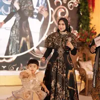 Intip gaya kompak Ria Ricis dan Moana tampil glamor rayakan ulang tahun (@riaricis1795)