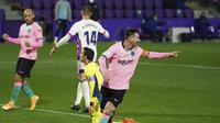 Bintang Barcelona Lionel Messi mencetak gol ketiga timnya pada pertandingan Liga Spanyol lawan Valladolid di stadion Jose Zorrilla di Valladolid, Spanyol, Selasa 22 Desember 2020. (Cesar Manso / Pool via AP)