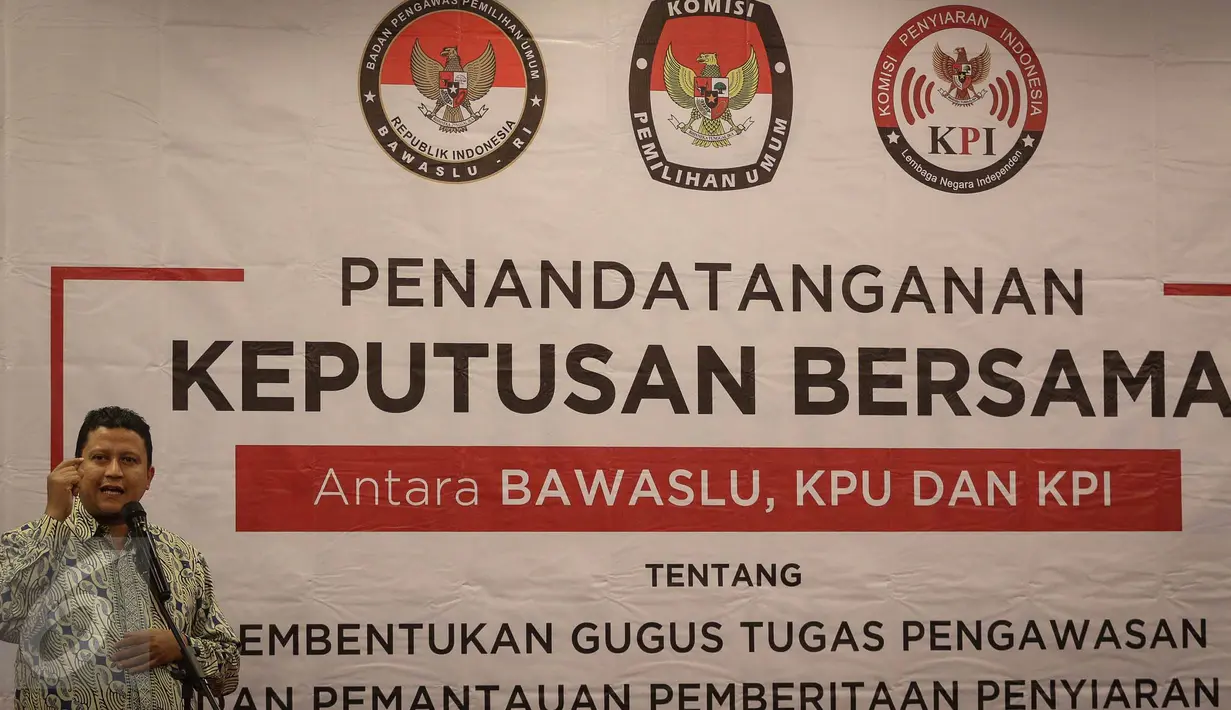 Ketua Badan Pengawas Pemilu (Bawaslu) Muhammad memberikan kata sambutan saat Penandatanganan Keputusan Bersama Antara Bawaslu, KPU, Dan KPI di Jakarta, Jumat (11/11).  (Liputan6.com/Faizal Fanani)