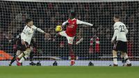 Pemain Arsenal Eddie Nketiah, tengah, mencetak gol ketiga timnya selama pertandingan sepak bola Liga Utama Inggris antara Arsenal dan Manchester United di stadion Emirates di London, Minggu, 22 Januari 2023. (AP Photo/Ian Walton)