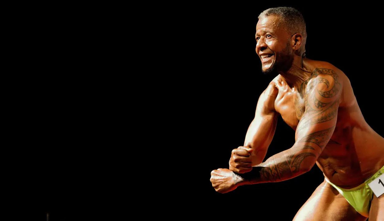Charles Bennett dari San Francisco tampil dalam kompetisi International Association of Trans Bodybuilders di Atlanta, 6 Oktober 2018. Sudah 20 tahun sejak Bennett mengambil panggung untuk bersaing dalam binaraga. (AP/David Goldman)