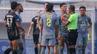 Pemain Persebaya Surabaya, Arief Catur (nomor punggung 2) mendapatkan kartu merah dari wasit pada laga lanjutan BRI Liga 1 2023/2024 antara Dewa United melawan Persebaya Surabaya di Indomilk Arena, Tangerang, Sabtu (30/09/2023). (Bola.com/Bagaskara Lazuardi)