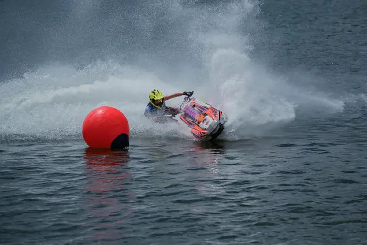 Aksi Umi Pipik Naik Speedboat di Danau Toba, Tak Risih dengan Busana dan Cadar Tertutupnya