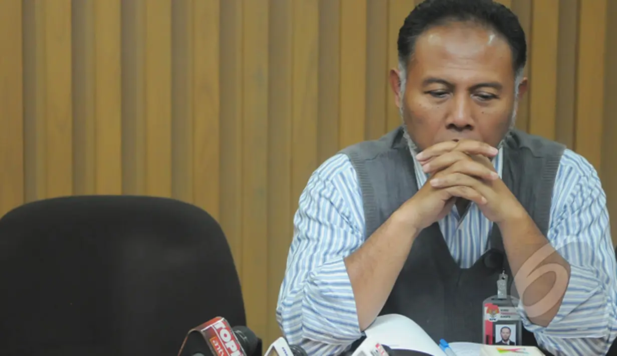 Wakil Ketua KPK Bambang Widjojanto saat menghadiri konferensi pers terkait teror yang diterima sejumlah pekerja dan staff di KPK, Jakarta, Rabu (11/2/2015). (Liputan6.com/Herman Zakharia)