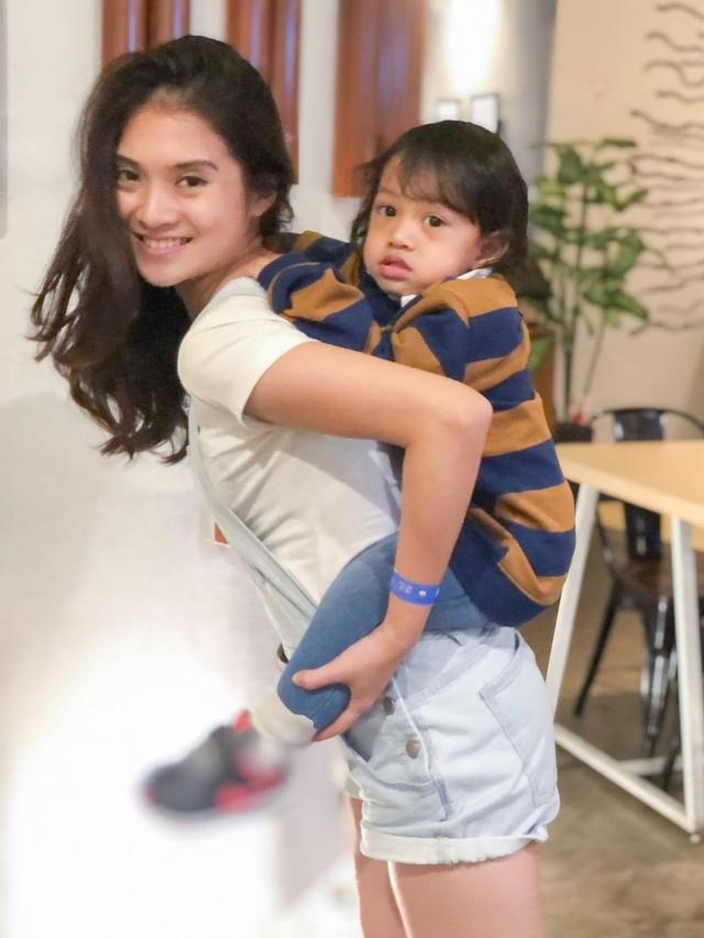 Jadi Single Mom, Ini 6 Potret Seleb Cantik saat Mengasuh Anak