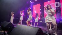 Girlband V1RST saat tampil dalam acara KapanLagi Buka Bareng 2023 di Senayan Park, Jakarta, Sabtu (1/4/2023).(Liputan6.com/Faizal Fanani)