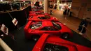 Seorang pengunjung melihat mobil Ferrari klasik saat dipamerkan dalam peresmian pameran Ferrari di Monako (3/12). Sekitar lima puluh mobil ferrari unik klasik di dunia ini dipamerkan di acara tersebut. (AFP Photo/Valery Hache)
