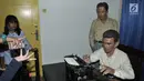 Pengunjung mengamati diorama Sayuti Melik yang didampingi BM Diah saat pengetikan nasah proklamasi di Museum Perumusan Naskah Proklamasi, Jakarta, Minggu (18/8/2019). (merdeka.com/Iqbal S. Nugroho)