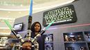 Panitia acara memegang replika senjata Star Wars di wahana dunia petualangan intergalaksi 'Star Wars: The Force Awekens', Jakarta, (7/12). Wahana berlangsung hingga 10 Januari 2016. (Liputan6.com/Immanuel Antonius)