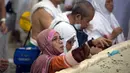 Ekspresi jemaah haji saat melempar batu melaksanakan lempar jumrah di Mina, dekat kota suci Makkah, Arab Saudi, (2/9). Umat Muslim dari berbagai negara setiap tahunnya melaksanakan ibadah haji pada tanggal 8-12 Dzulhijjah. (AP Photo / Khalil Hamra)