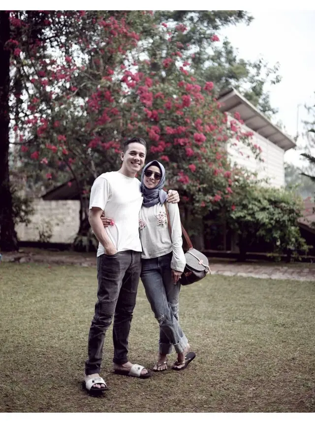Tahun Bersama, Ini 6 Momen Rionaldo Stokhorst dan Istri yang Selalu Harmonis