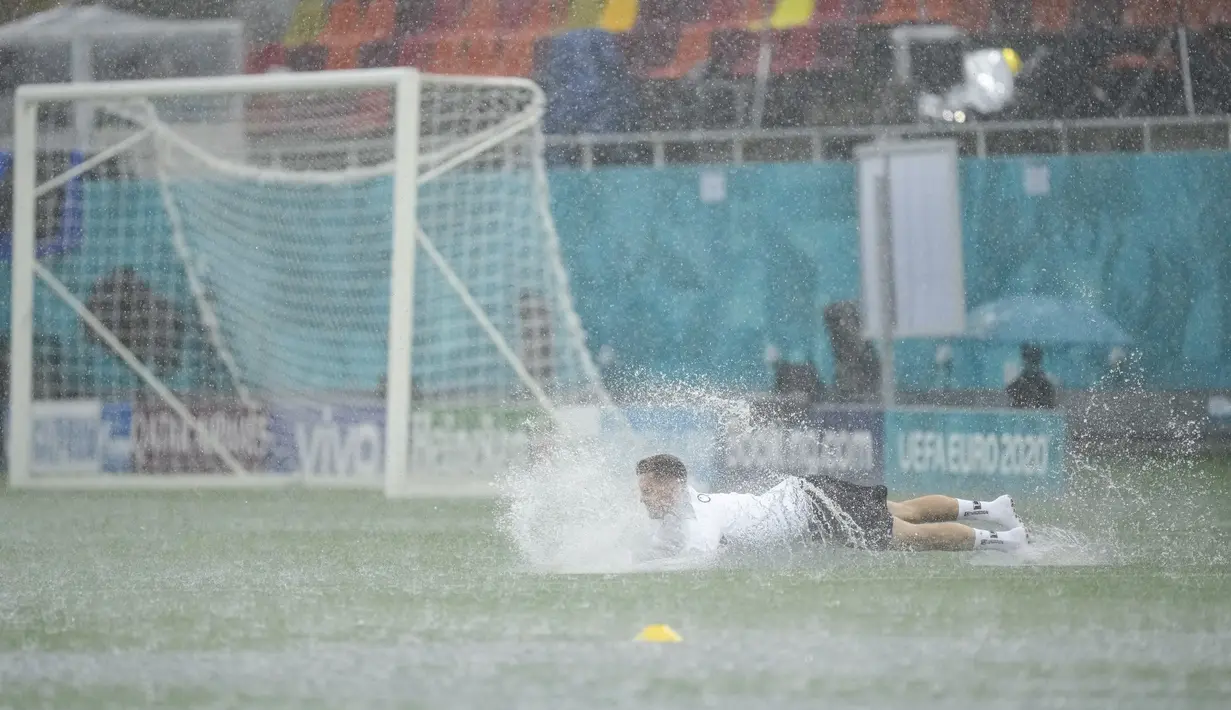 Christoph Baumgartner dari timnas Austria berada di lapangan saat hujan deras sebelum sesi latihan di stadion National Arena, Bucharest, Sabtu (12/6/2021). Timnas Austria akan berhadapan dengan sang debutan Makedonia Utara di matchday 1 Grup C Euro 2020, Minggu (13/6) malam. (AP Photo/Vadim Ghirda)
