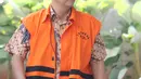 Direktur Utama PT Sarana Bangun Nusantara (SBN) Hasmun Hamzah menuju gedung KPK untuk menjalani pemeriksaan, Jakarta, Jumat (27/4). Hasmun ditangkap karena memberikan fee proyek kepada Wali Kota Kendari Adriatma Dwi Putra. (Liputan6.com/Herman Zakharia)