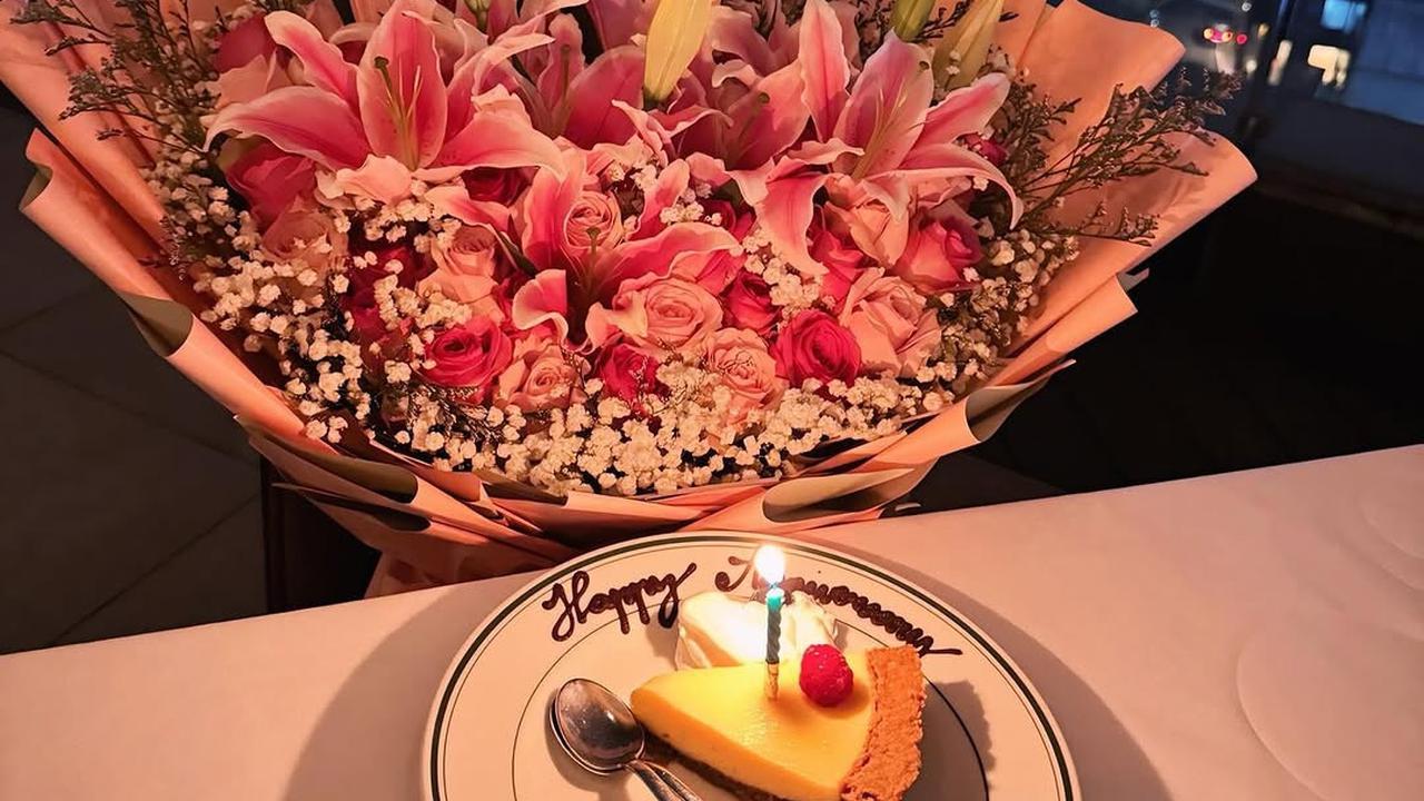 Potret Syifa Adik Ayu Ting Ting Rayakan Anniversary Pernikahan ke-3, Dapat Buket Bunga Besar dan Dinner Mewah