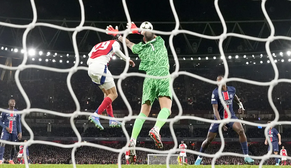 Kai Havertz sukses mencetak gol setelah memenangkan duel udara dengan Gianluigi Donnarumma. (AP Photo/Alastair Grant)