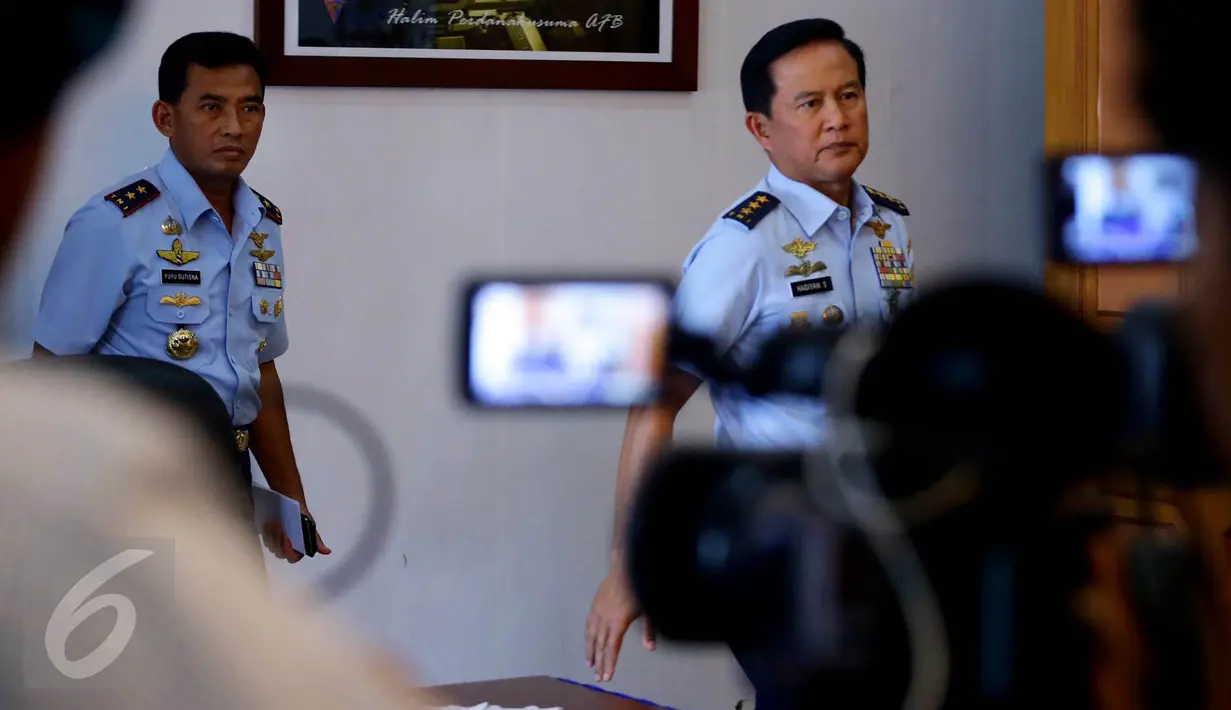 Wakasau Marsekal Madya TNI Hadiyan Sumintaatmadja memasuki ruang konferensi pers di Lanud Halim Perdanakusuma, Jakarta, Minggu (18/12). Wakasau Hadiyan memastikan, pesawat Hercules TNI AU yang jatuh di Wamena layak terbang. (Liputan6.com/Johan Tallo)
