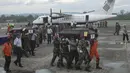 Petugas mengangkat sejumlah peti jenazah korban kecelakaan Trigana Air di Bandara Sentani, Kabupaten Jayapura, Papua, Rabu (19/8). Lima awak dan 49 penumpang menjadi korban kecelakaan pesawat pada 16 Agustus 2015 lalu. (REUTERS/Muhammad Yamin)