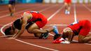 Lalu Muhammad Zohri (tengah) bersama Fadlin, Eko Rimbawan, dan Bayu Kertanegara sujud syukur usai meraih perak dalam final lari 4x100 meter cabang olahraga atletik Asian Games 2018 di Jakarta, Kamis (30/8). (AP Photo/Bernat Armangue)
