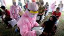 Petugas medis mendata warga saat rapid test oleh BIN di Lapangan Kantor Kecamatan Pamulang, Tangerang Selatan, Banten, Kamis (2/7/2020). BIN menggelar rapid test gratis terhadap 800 warga Pamulang untuk memutus mata rantai penyebaran virus corona COVID-19. (merdeka.com/Arie Basuki)