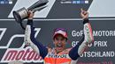 Selebrasi kemenangan Marquez. (AFP PHOTO/ROBERT MICHAEL)