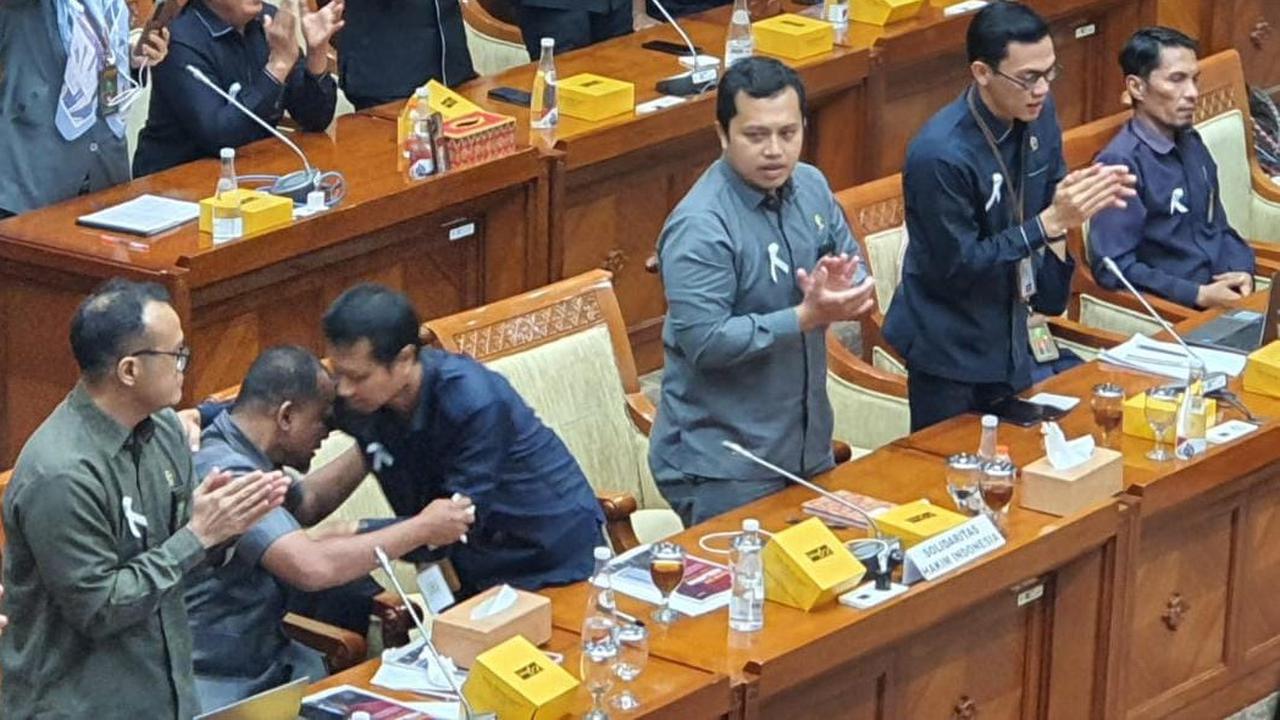 VIDEO: Momen Haru, Pecah Tangis Saling Berpelukan Hakim Saat Ditelepon Prabowo Janji Naikkan Gaji