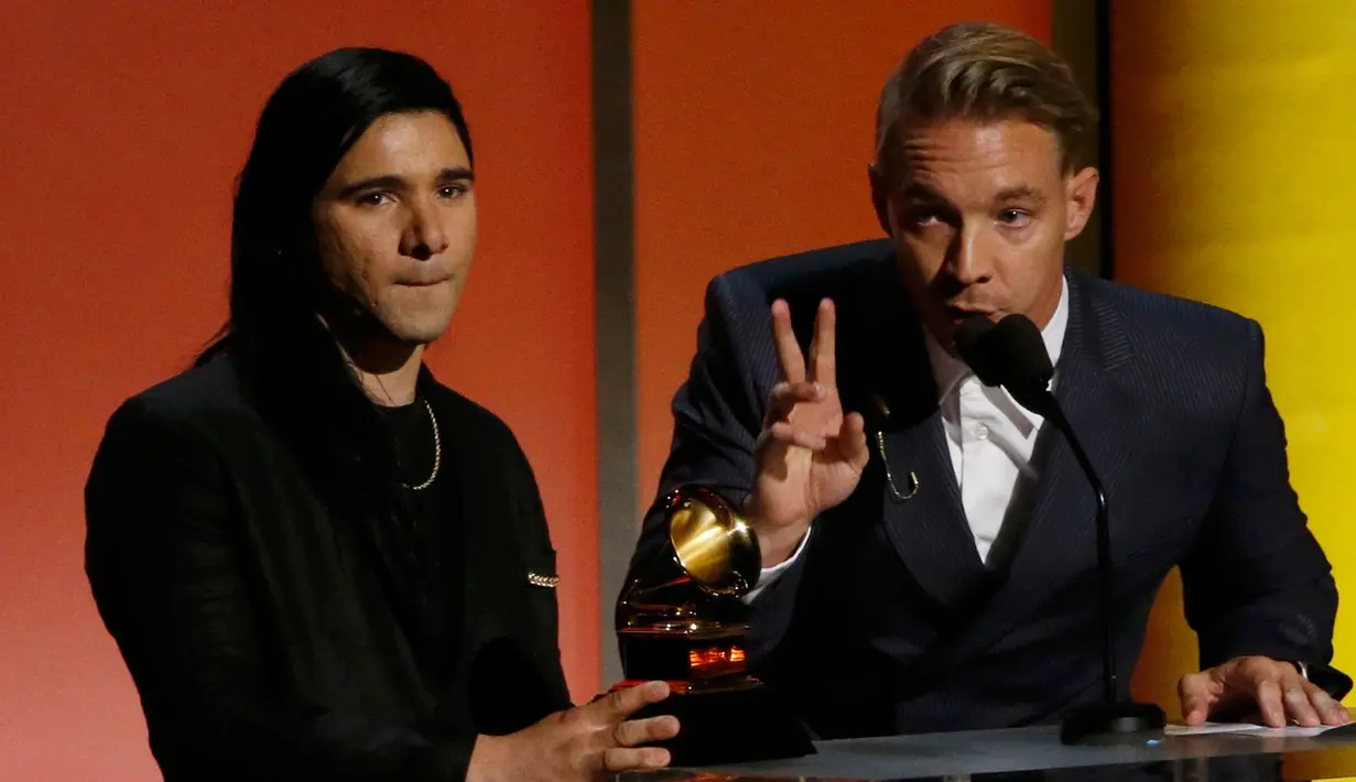 Jack U, Skrillex (kiri) dan Diplo, menerima penghargaan dalam kategori Best Dance Recording untuk lagu Where Are U Now, lagu garapan mereka untuk Justin Bieber, pada Grammy Awards ke-58 di Los Angeles, Senin (15/2). (REUTERS/Mario Anzuoni)