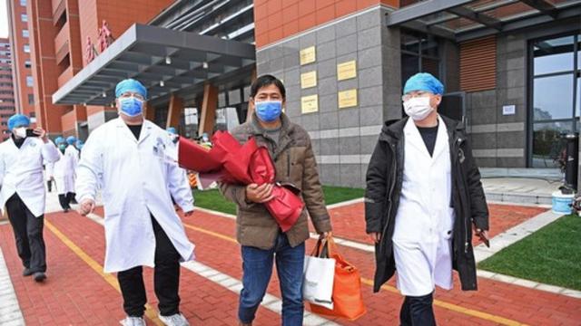Seorang pasien yang dinyatakan sembuh dipulangkan dari Rumah Sakit Afiliasi Pertama Universitas Nanchang di Nanchang, Provinsi Jiangxi, China timur, pada 27 Januari 2020. (Xinhua/Wan Xiang)