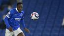 Striker Brighton and Hove Albion, Danny Welbeck menguasai bola saat menghadapi Newcastle United dalam laga lanjutan Liga Inggris 2020/2021 pekan ke-29 di Falmer Stadium, Brighton, Sabtu (20/3/2021). Brighton menang 3-0 atas Newcastle United. (AP/John Walton/Pool)