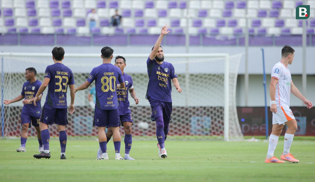 Pemain Persita, Javlon Guseynov merayakan gol ke gawang Borneo FC dalam laga BRI Super League 2025/2026 di Indomilk Arena, Tangerang, Banten, Jumat (09/01/2026). (Bola.com/Bagaskara Lazuardi)