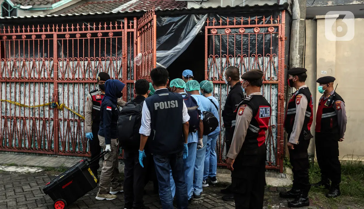 Penyidik dari Polsek Kalideres bersama tim yang mengenakan baju Pusat Laboratorium Forensik (Puslabfor) Badan Reserse Kriminal (Bareskrim) Mabes Polri datang ke lokasi rumah tempat penemuan empat jenazah satu keluarga di Kalideres, Jakarta Barat,Rabu (16/11/2022). Hingga sampai saat ini Polisi belum mengungkapkan penyebab kematian korban melainkan berdasarkan hasil pemeriksaan, tidak ditemukan tanda kekerasan dan ditemukan fakta keempat jasad itu sudah lama tidak mendapat asuman makanan maupun minuman. (Liputan6.com/Johan Tallo)