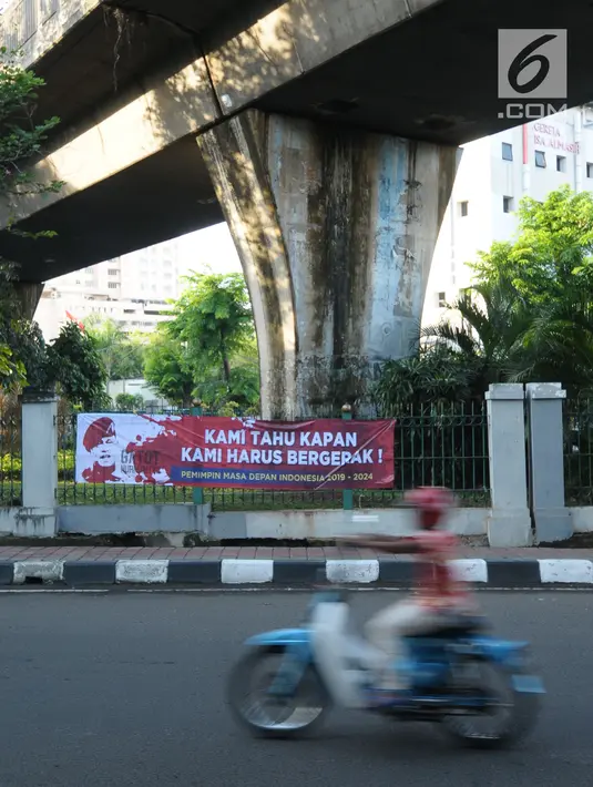 Pengendara melintas di depan spanduk dukungan untuk Gatot Nurmantyo di kawasan Cikini, Jakarta, Minggu (1/4). Terdapat tulisan "Pemimpin masa depan Indonesia 2019-2024," pada spanduk yang tidak diketahui siapa pemasangnya.(Liputan6.com/Helmi Fithriansyah)