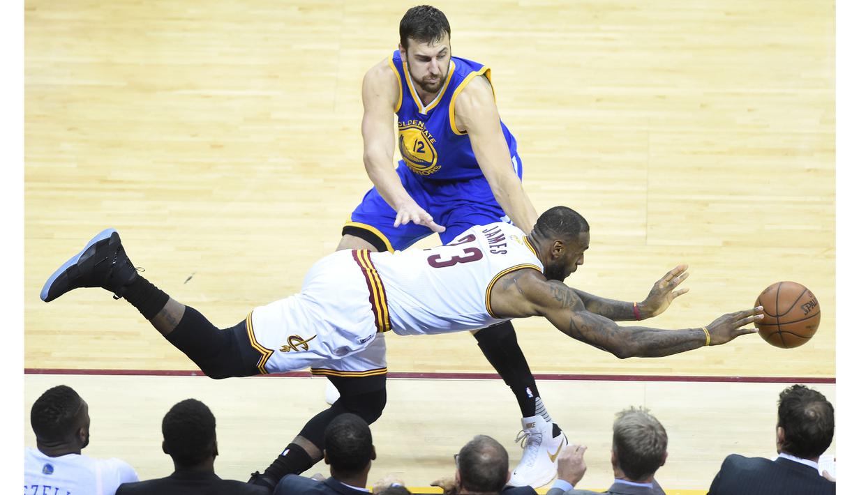 Bintang Cleveland Cavaliers, LeBron James #23 mengejar bola saat dihadang center Warriors, Andrew Bogut #12 pada game ke-3 NBA Finals di Quicken Loans Arena, (9/6/2016) WIB. (Mandatory Credit: Ken Blaze-USA TODAY Sports)